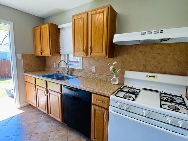 2114 Dunloe Avenue, Dallas, TX 75228