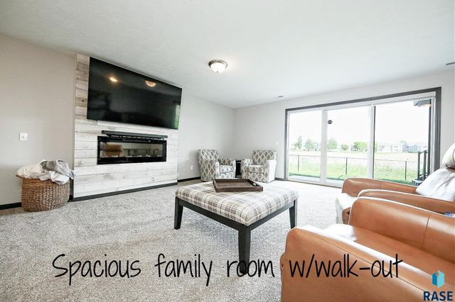 9505 W Keyrell Cir, Sioux Falls, SD 57106
