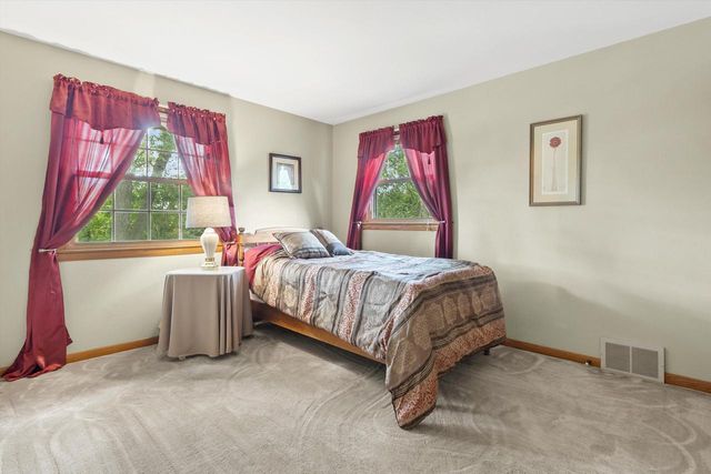 W227S4508 Patricia LANE, Waukesha, WI 53189