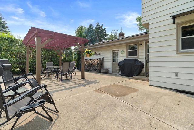 W227S4508 Patricia LANE, Waukesha, WI 53189