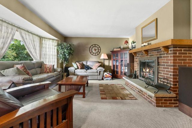 W227S4508 Patricia LANE, Waukesha, WI 53189