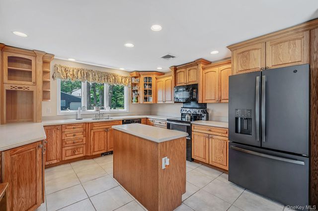 77 Toomey Road, West Islip, NY 11795