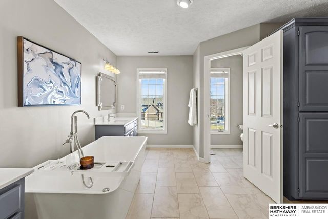 122 S 167th Circle, Omaha, NE 68118