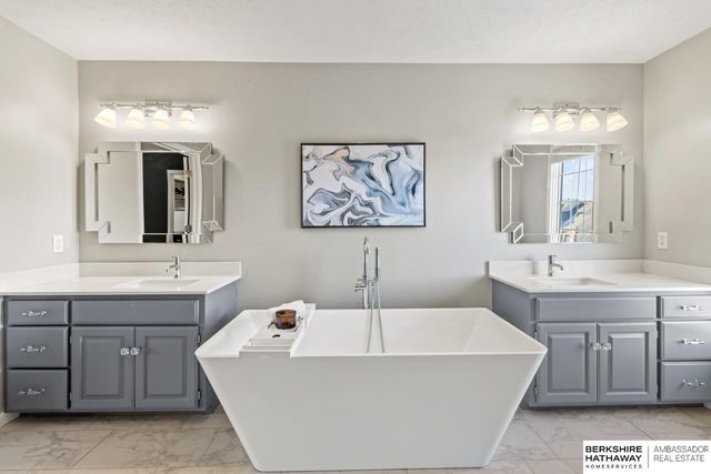 122 S 167th Circle, Omaha, NE 68118