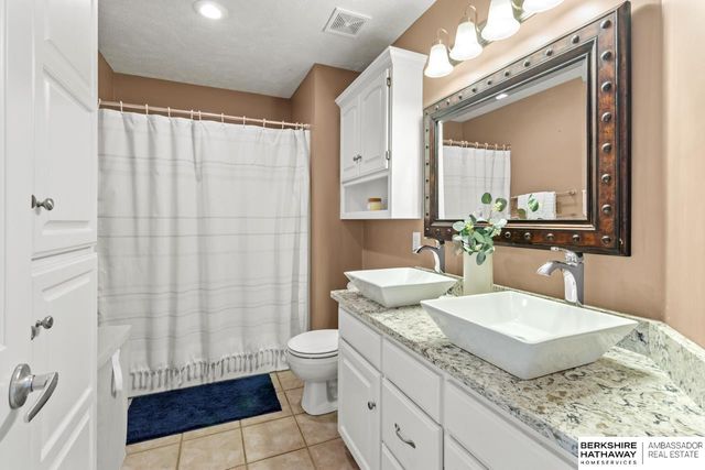 122 S 167th Circle, Omaha, NE 68118