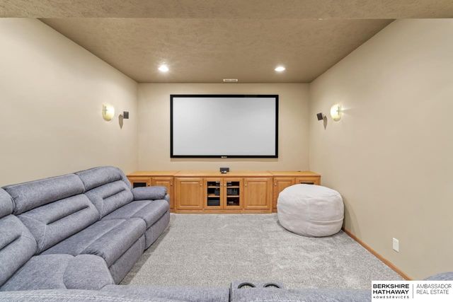 122 S 167th Circle, Omaha, NE 68118