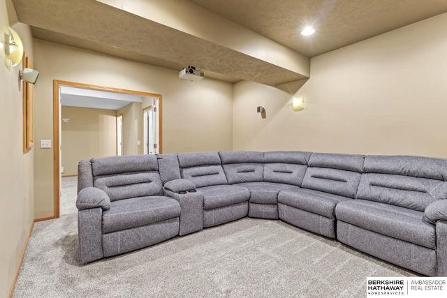 122 S 167th Circle, Omaha, NE 68118