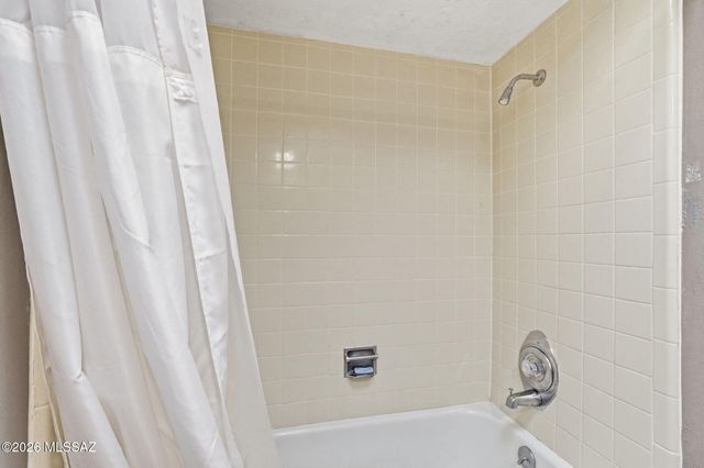 65 N Los Olmos, Green Valley, AZ 85614