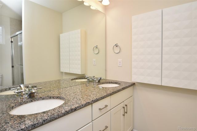 2888 Glenbar Circle, Rochester Hills, MI 48307