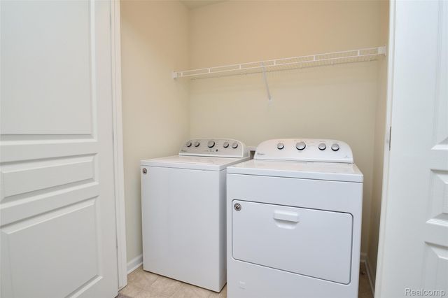 2888 Glenbar Circle, Rochester Hills, MI 48307