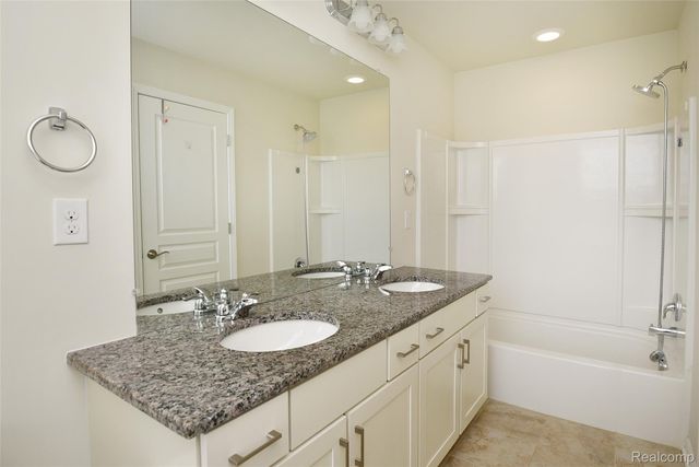 2888 Glenbar Circle, Rochester Hills, MI 48307