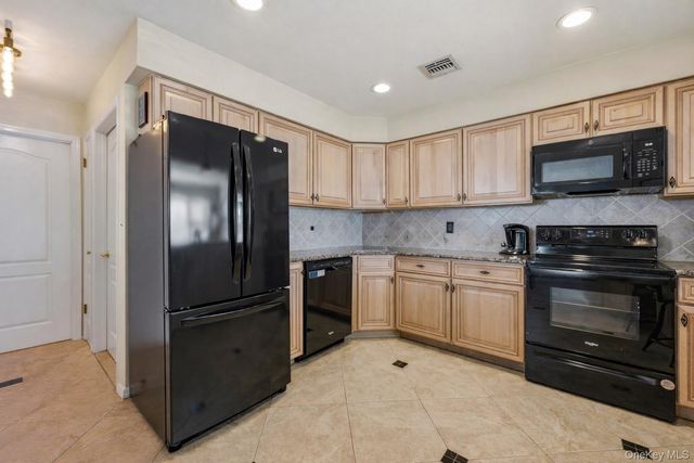 1 Atlantic Avenue 51, Farmingdale, NY 11735