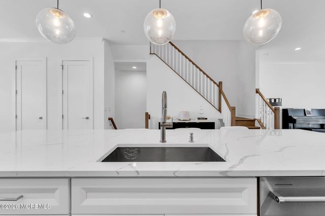 27 Linder Court, Middletown, NJ 07748