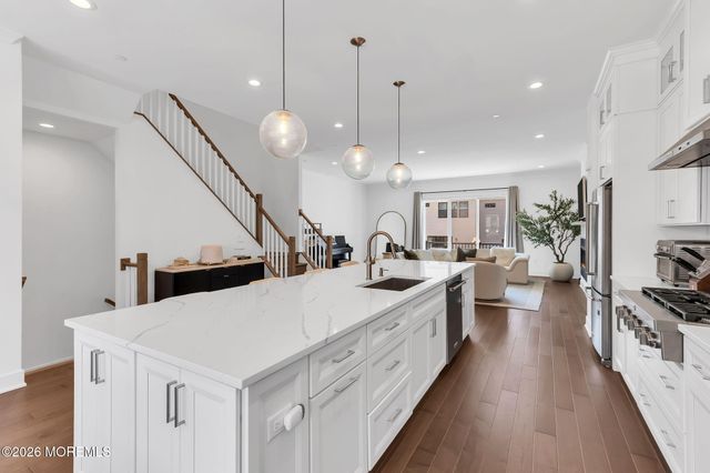 27 Linder Court, Middletown, NJ 07748