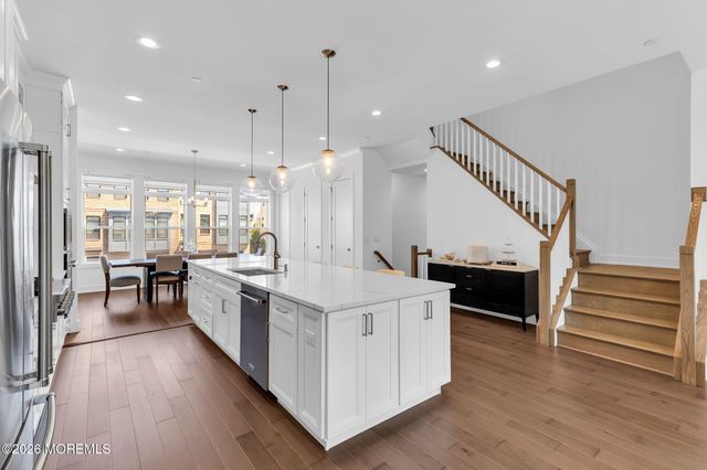 27 Linder Court, Middletown, NJ 07748