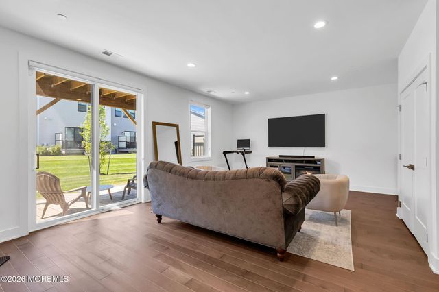27 Linder Court, Middletown, NJ 07748