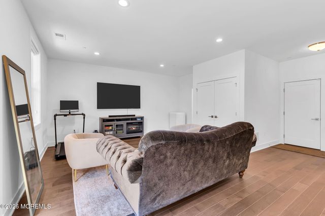 27 Linder Court, Middletown, NJ 07748