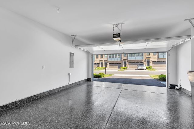 27 Linder Court, Middletown, NJ 07748
