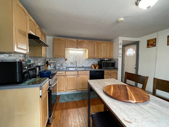 42 E Main St, Webster, MA 01570