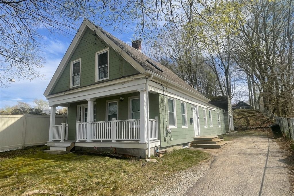 42 E Main St, Webster, MA 01570