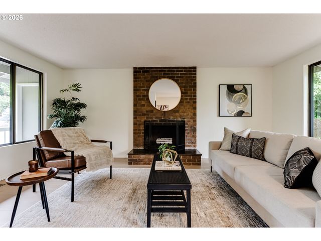 2200 BRITTANY St, Eugene, OR 97405