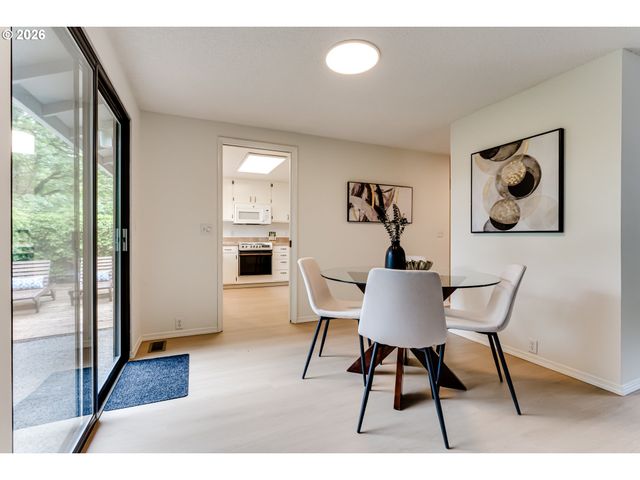 2200 BRITTANY St, Eugene, OR 97405