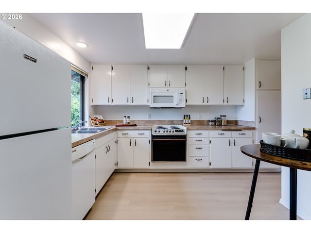2200 BRITTANY St, Eugene, OR 97405