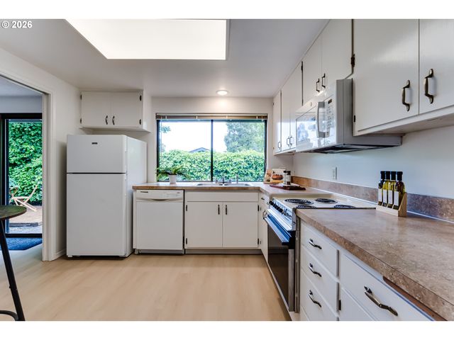 2200 BRITTANY St, Eugene, OR 97405