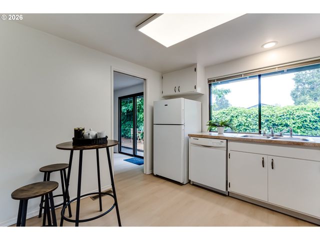 2200 BRITTANY St, Eugene, OR 97405