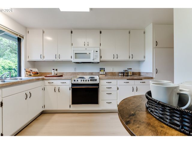 2200 BRITTANY St, Eugene, OR 97405