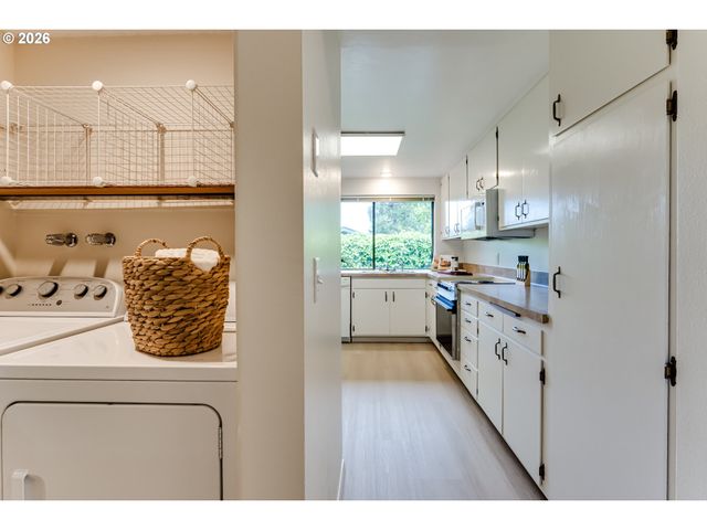 2200 BRITTANY St, Eugene, OR 97405
