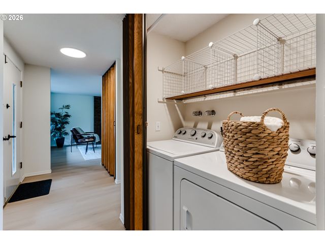 2200 BRITTANY St, Eugene, OR 97405