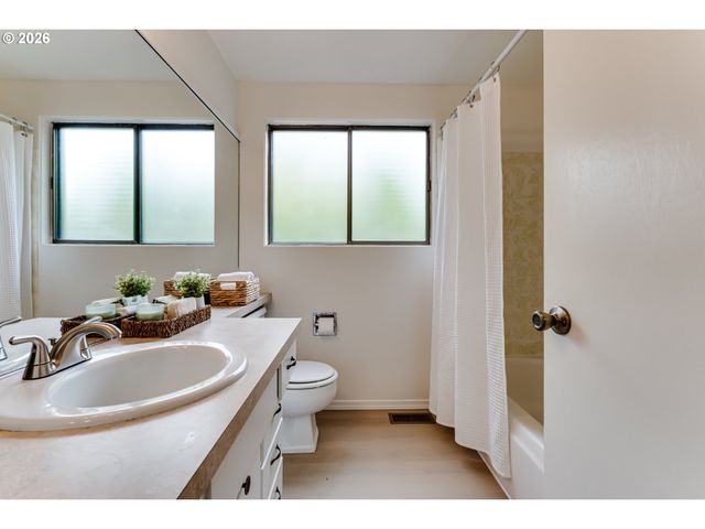 2200 BRITTANY St, Eugene, OR 97405