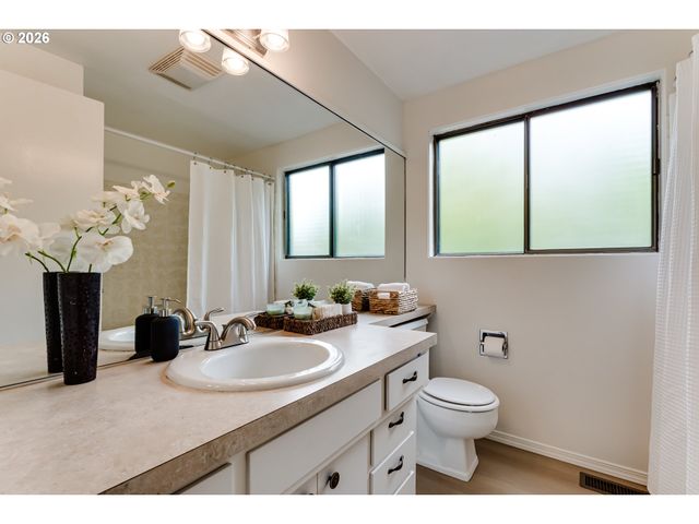 2200 BRITTANY St, Eugene, OR 97405