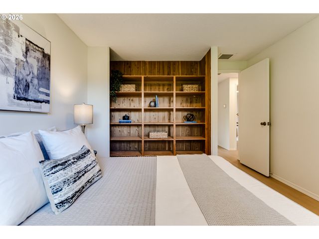 2200 BRITTANY St, Eugene, OR 97405