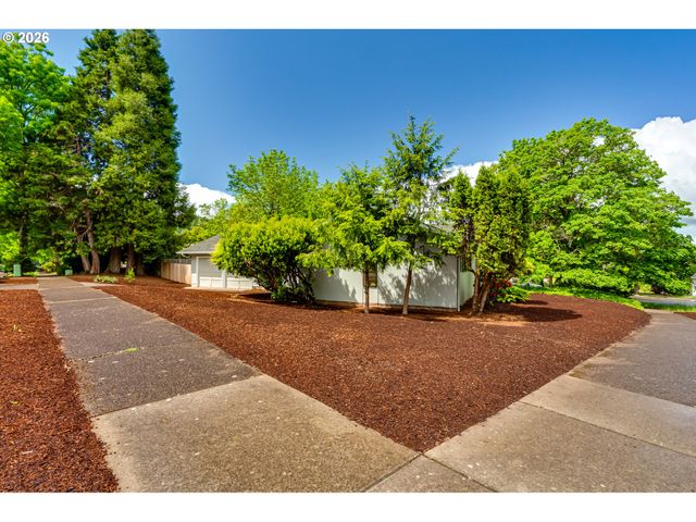 2200 BRITTANY St, Eugene, OR 97405