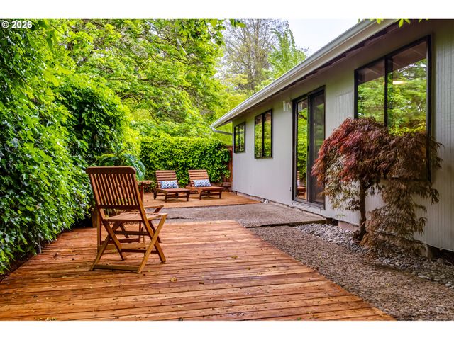 2200 BRITTANY St, Eugene, OR 97405