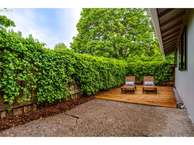 2200 BRITTANY St, Eugene, OR 97405