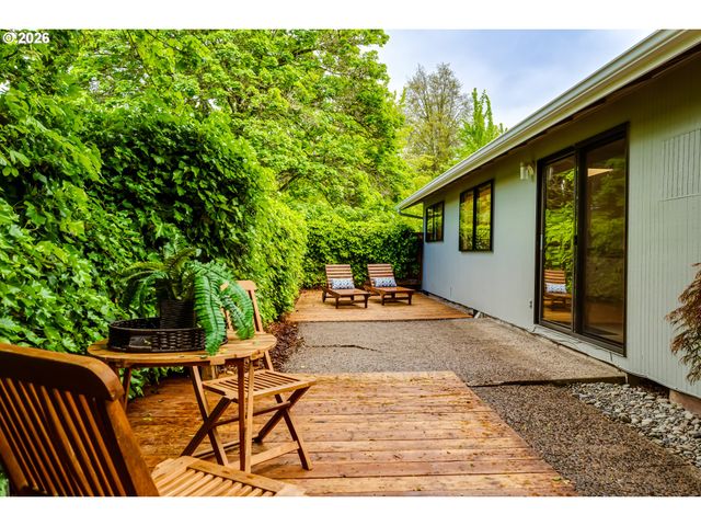 2200 BRITTANY St, Eugene, OR 97405