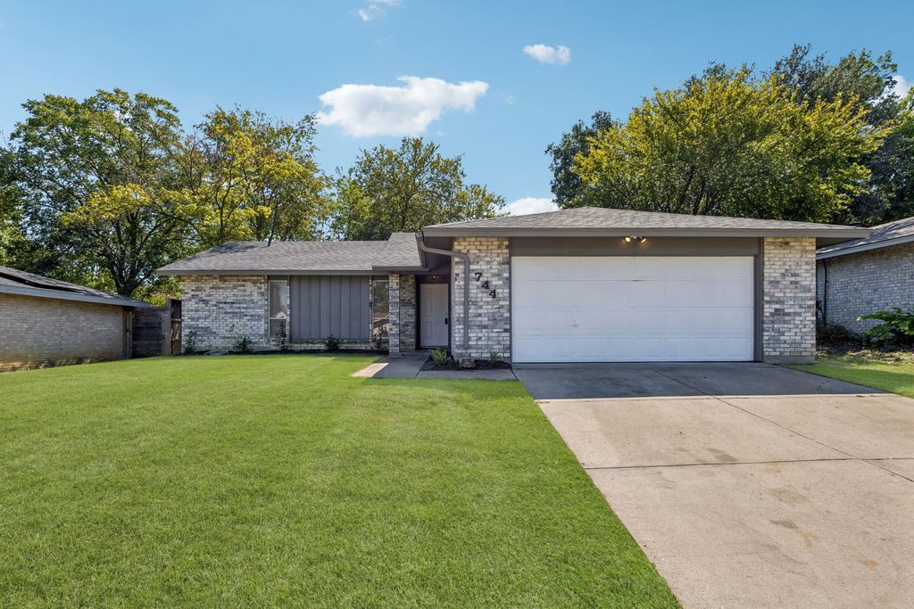 744 Salsbury Circle, Arlington, TX 76014 — exterior