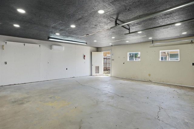 230 NE 46th St, Lawton, OK 73507