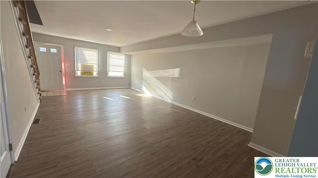 17 Fort Lee Court, Forks Twp, PA 18040