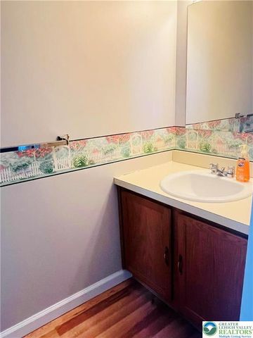 17 Fort Lee Court, Forks Twp, PA 18040