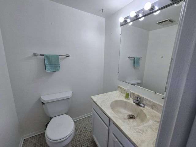 9370 Hamilton Court F, Des Plaines, IL 60016