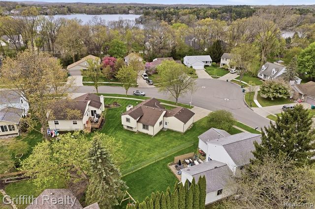 865 Alpine Drive, Brighton, MI 48116