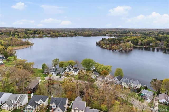 865 Alpine Drive, Brighton, MI 48116