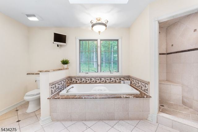 7 Chilton Rd, Chester Twp., NJ 07930