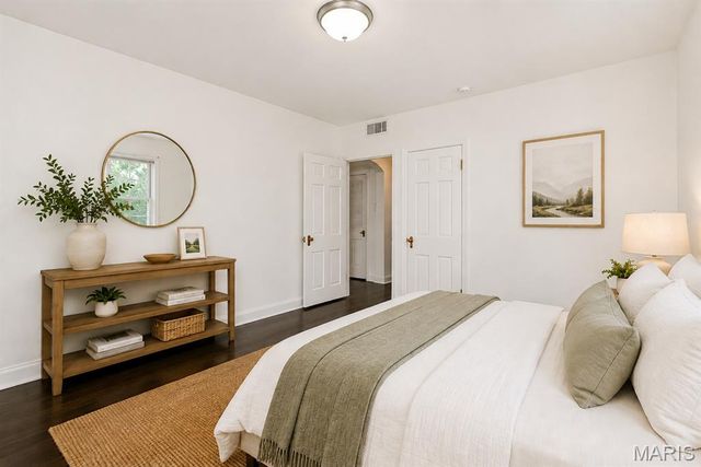 925 S Hanley Road F, Clayton, MO 63105