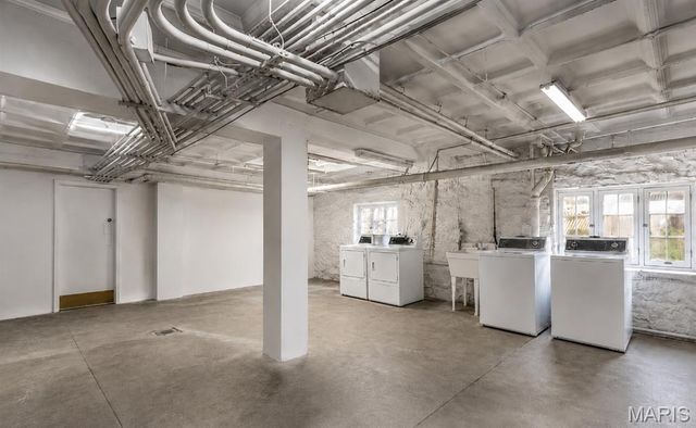 925 S Hanley Road F, Clayton, MO 63105