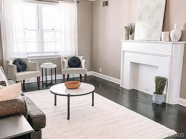925 S Hanley Road F, Clayton, MO 63105